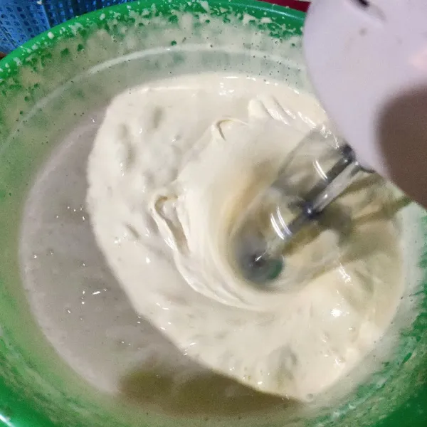 Mixer kecepatan sedang hingga tingga sampe putih ringan.