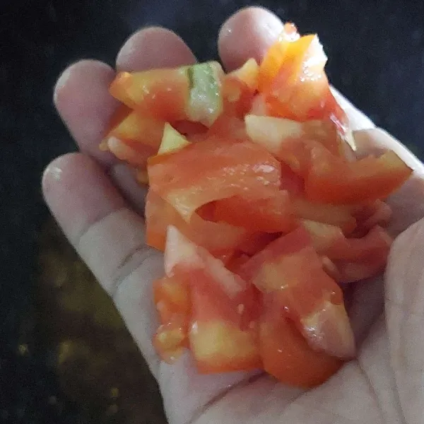 Tambahkan tomat dan cabe hijau, aduk dan masak hingga tomat hancur