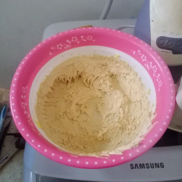 Buat buttercream : Campurkan margarin, gula halus & bubuk cappucino. Mixer hingga mengembang.