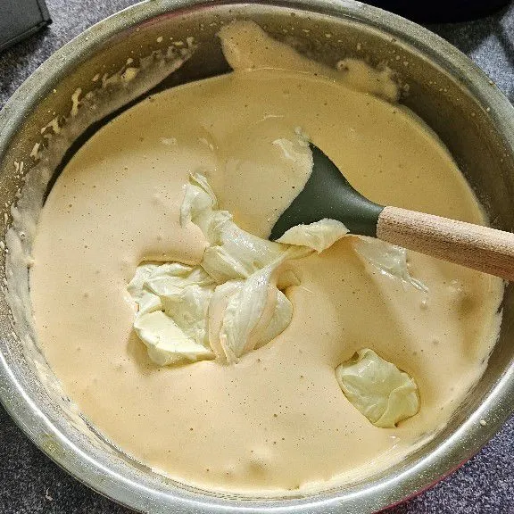 Setelah itu masukkan 2 bagian butter yang sudah di timbang tadi. Aduk rata dengan spatulla.