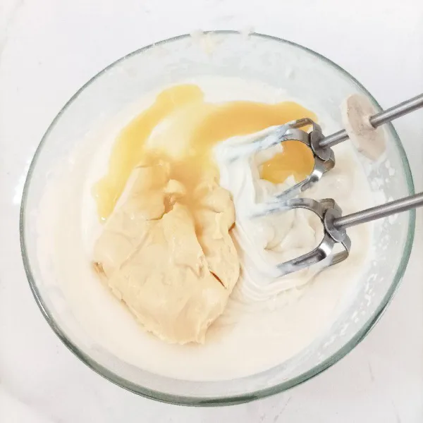 Tambahkan keju oles dan susu kental manis, mixer kembali hingga lembut dan tercampur rata.