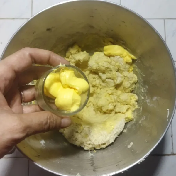 Kemudian masukkan margarin dan garam, uleni lagi hingga kalis elastis.