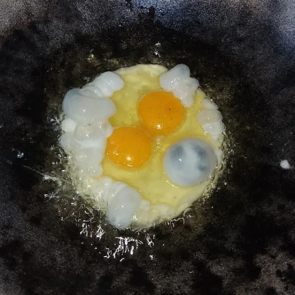 Ceplok telur, bisa setengah matang atau matang (sesuai selera) beri sedikit garam, jika sudah matang, sisihkan.