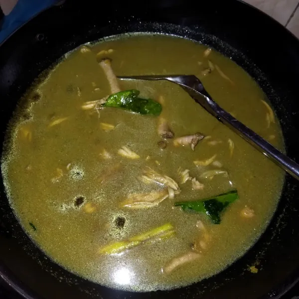 Masukkan kecap dan tumis sebentar,masukkan ceker,aduk merata, tambahkan air dan masak sampai mendidih, bumbui dengan garam, gula, kaldu ayam, icip rasa, masukkan ayam suwir, daun bawang ,dan masak sampai ceker empuk.