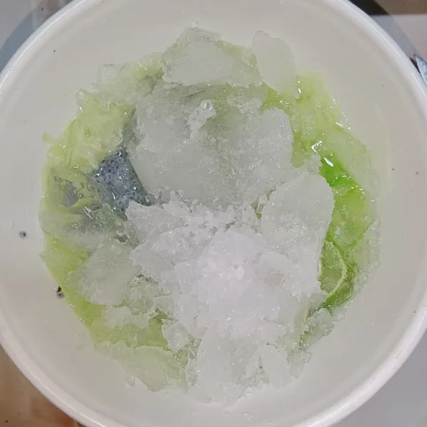 Tambahkan es batu dan air secukupnya lalu aduk rata.