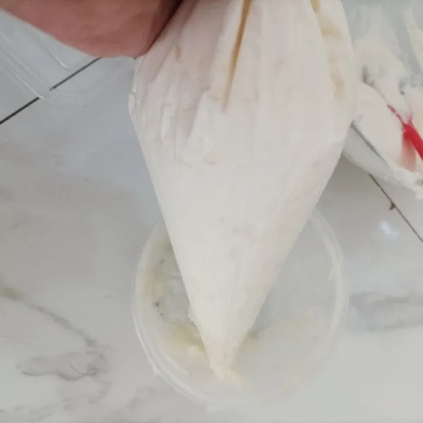 Masukkan adonan dalam piping bag.