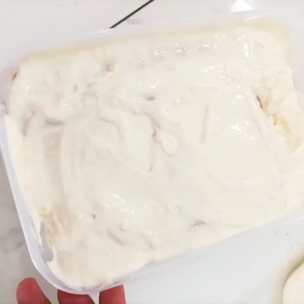 Lapisan terakhir tutup dengan whip cream dan taburi keju parut, simpan dalam kulkas ±2 jam, lebih enak disajikan dingin.