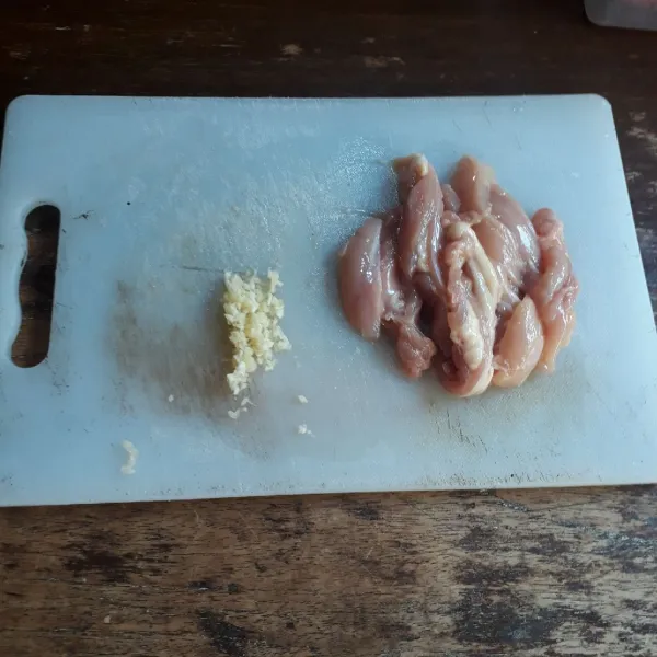 Haluskan bawang putih dan potong 1 cm memanjang ayam.
