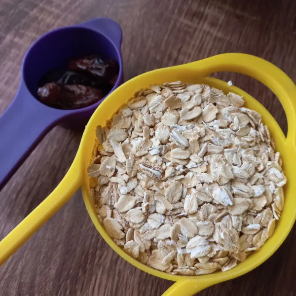 Siapkan oat utuh. Pisahkan kurma dan bijinya.