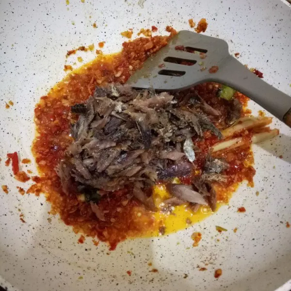 Masukkan ikannya, bumbui garam, gula dan kaldu jamur.