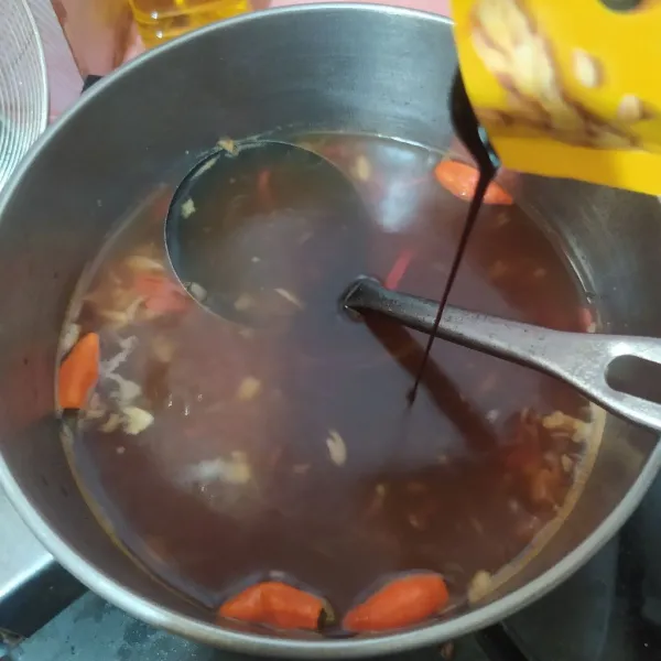 Masukkan gula merah, garam, kaldu jamur dan kecap manis.