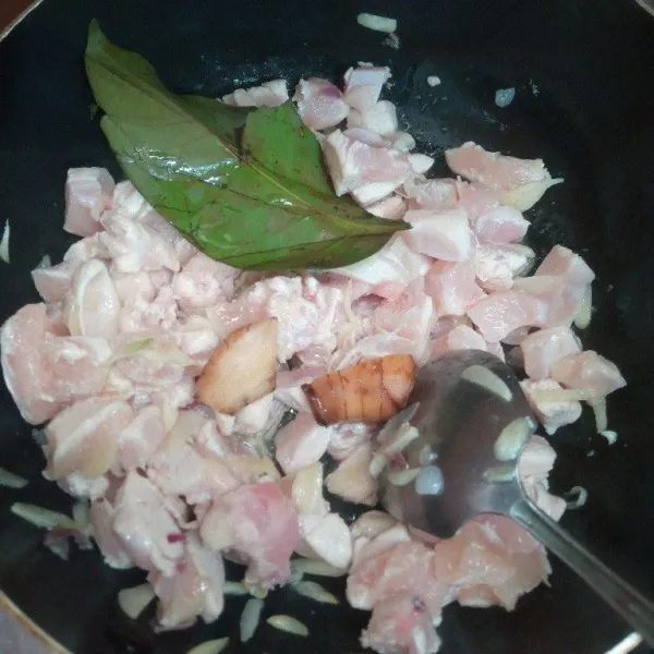 Masukkan lengkuas dan daun salam. Aduk-aduk masakan.