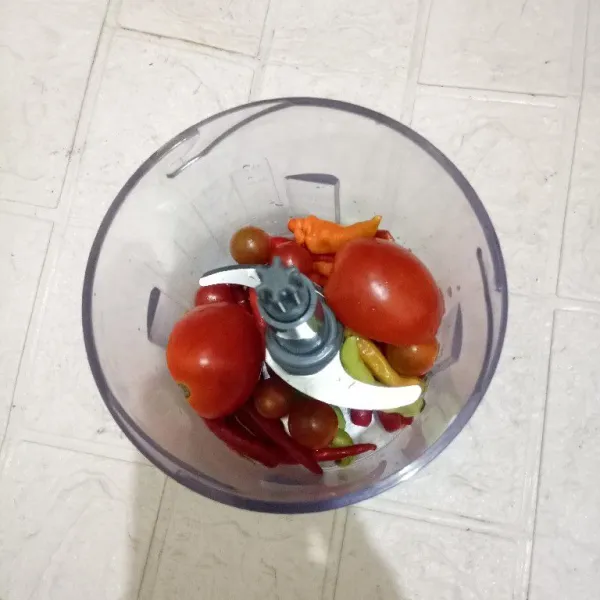 Haluskan bumbu (cabe, bawang putih, bawang merah dan tomat).