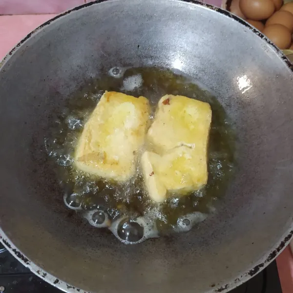Goreng tahu hingga berkulit.