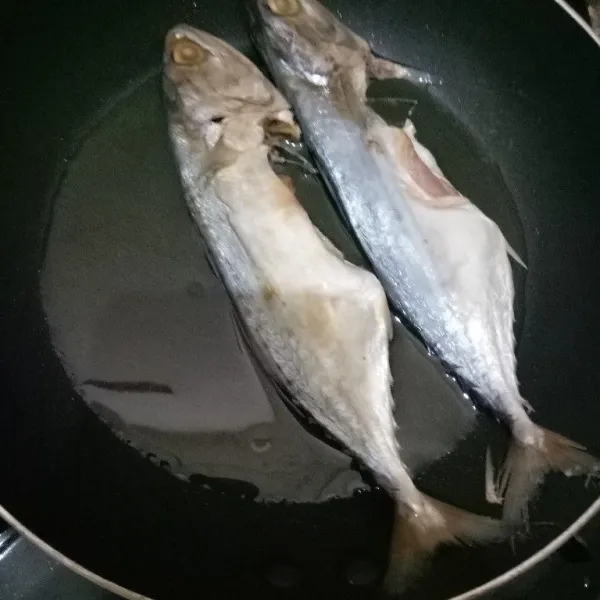 Bersihkan ikannya, kemudian goreng hingga matang.