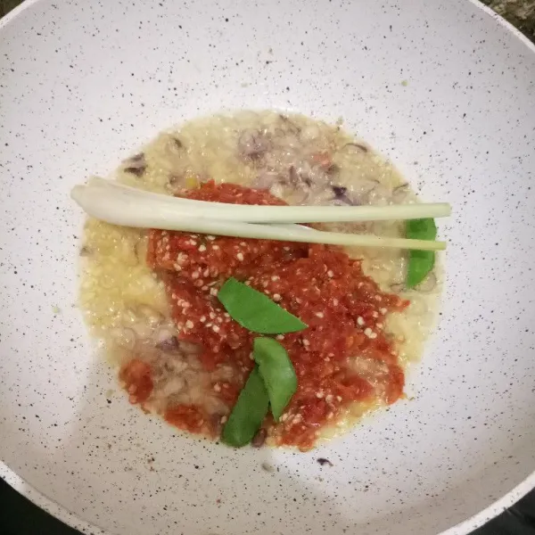 Kemudian masukkan bumbu halus, sereh, dan daun jeruk. Tumis hingga matang.