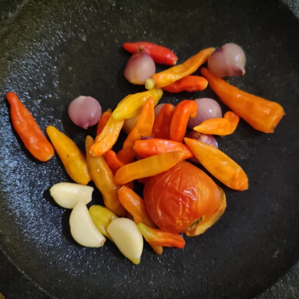 Ulek cabe, bawang merah, bawang putih dan tomat.