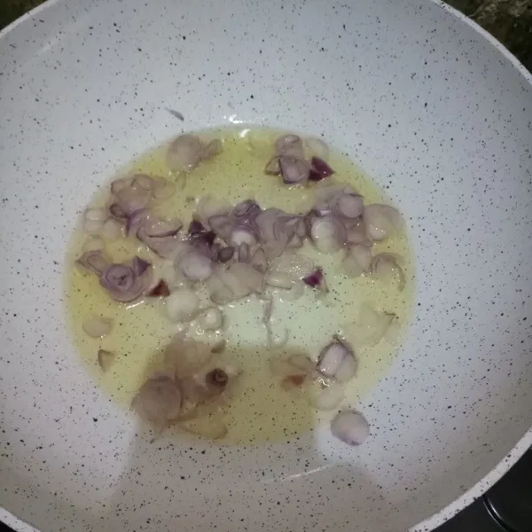 Tumis bawang merah iris hingga agak kecoklatan.