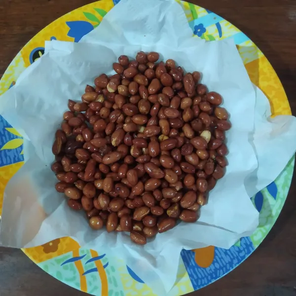 Goreng kacang tanah. (Disini saya tumbuk kasar untuk taburannya)
