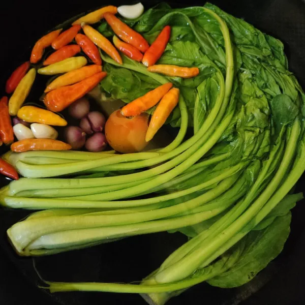 Rebus sawi, cabe, bawang merah, bawang putih dan tomat hingga matang. Angkat, tiriskan.