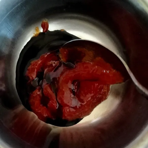 Campur dalam satu wadah bumbu barbeque, saus sambal dan kecap manis lalu aduk merata