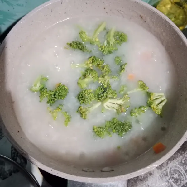 Masukkan brokoli, lada dan pala bubuk, gula garam.
