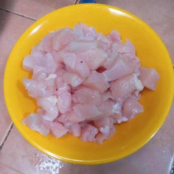 Bersihkan dan potong kecil-kecil dada ayam.
