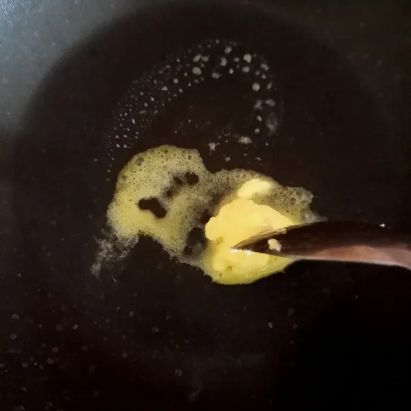 Panaskan teflon dengan mentega secukupnya