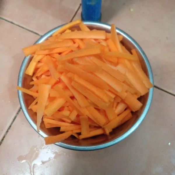 Bersihkan dan potong-potong memanjang wortel.