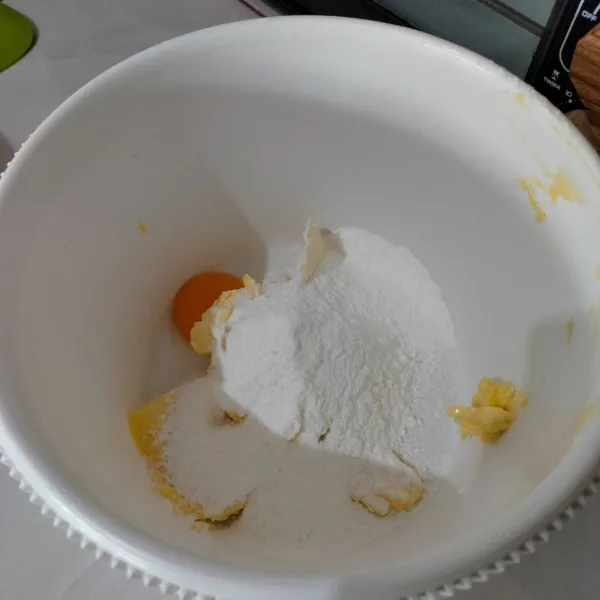 masukan kedalam wadah  butter margarine, kuning telur dan gula halus lalu mixer asal rata
