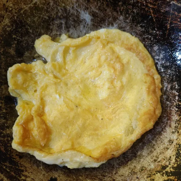 Dadar telur hingga matang.