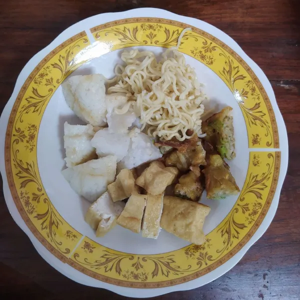 Penyajian : Tata irisan ketupat, bakwan, mie dan tahu goreng. Siram kuah, beri taburan kacang tanah dan irisan seledri.