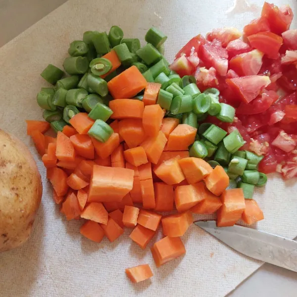 Potong kecil sayuran dan tomat