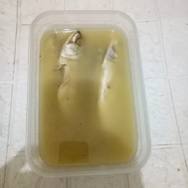 Rendam ikan bersama air dan tepung beras semalaman. Ini gunanya untuk mengurangi rasa asin ikan.