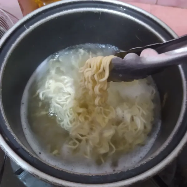 Rebus mie lalu tiriskan.