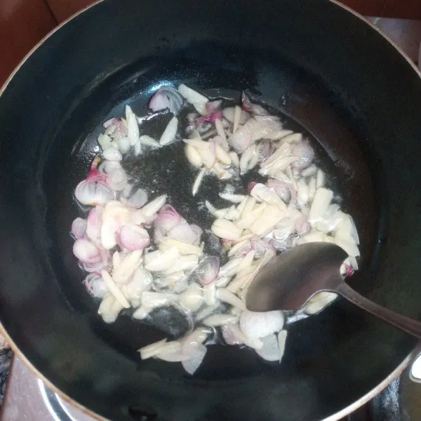 Panaskan wajan dengan minyak yang cukup. Masak irisan bawang sampai layu.