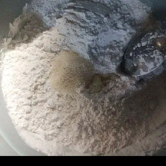 Campur tepung tapioka, tepung terigu, bawang putih yang sudah dihaluskan, dan garam beserta penyedap di dalam baskom