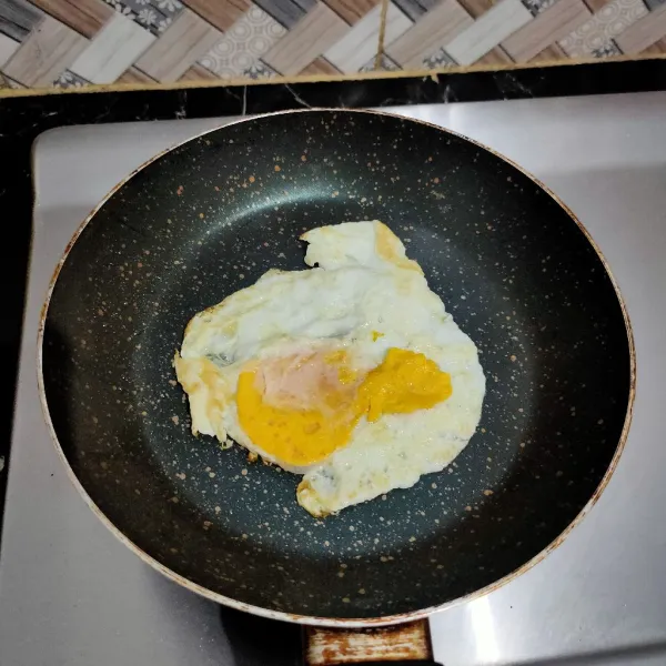 Panaskan lalu masak telur hingga matang lalu sisihkan