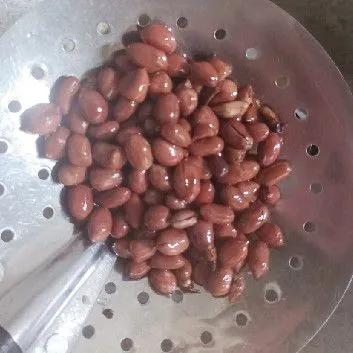 Goreng kacang tanah sampai berwarna kecokelatan