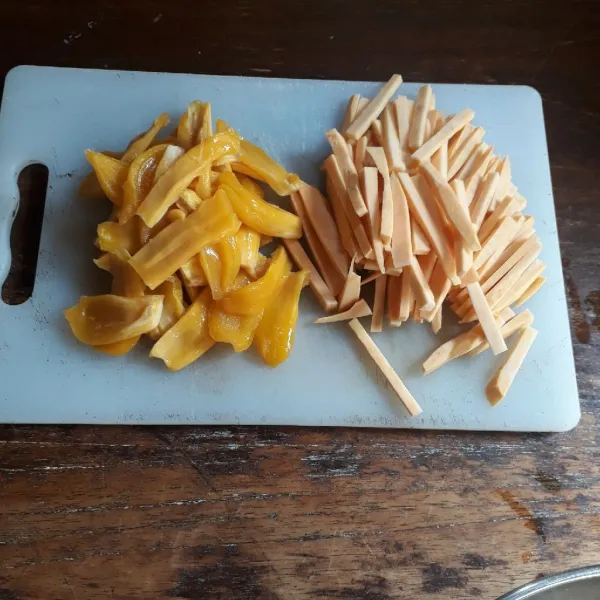 Potong korek api ubi ukuran 1/2 cm. Suwir - suwir buah nangka.