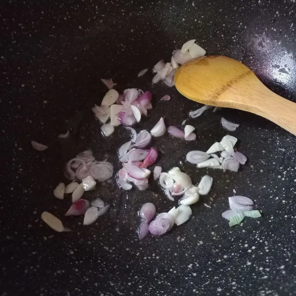 Iris bawang merah, bawang putih, bawang daun, dan seledri. Setelah itu, panaskan minyak, tumis bawang merah dan bawang putih hingga harum.