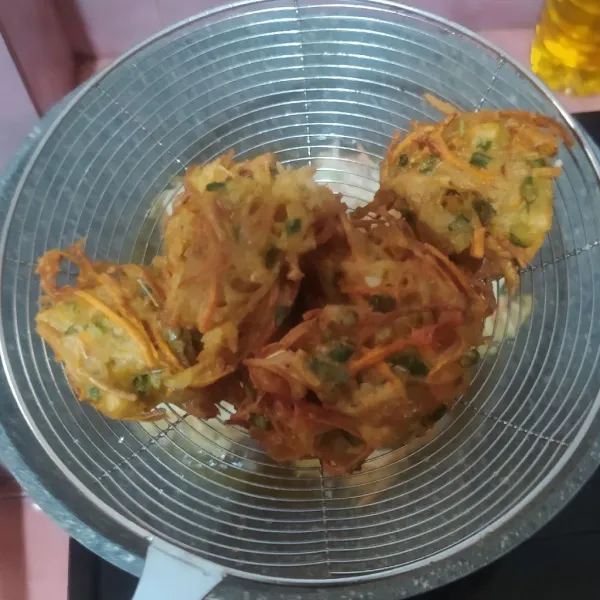 Goreng hingga matang, angkat dan tiriskan.