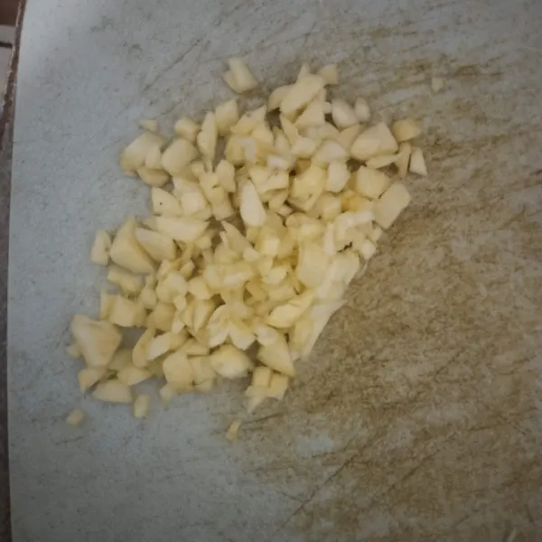 Cincang bawang putih lalu sisihkan.