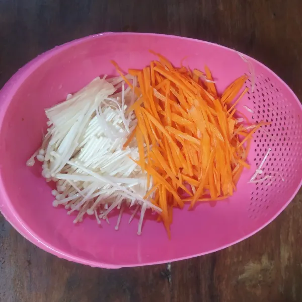 Potong bagian pangkal jamur enoki lalu potong jadi 2 bagian. Cuci bersih.