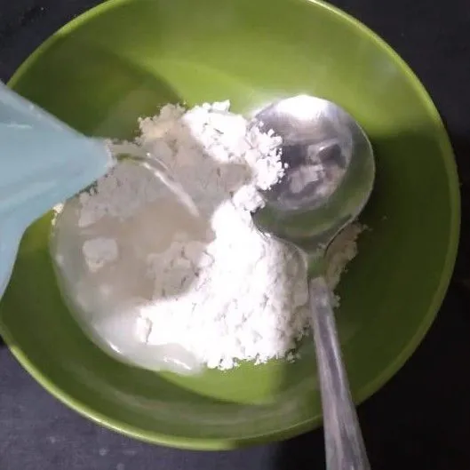 Ambil 2 sdm campuran tepung kemudian larutkan dengan air es.