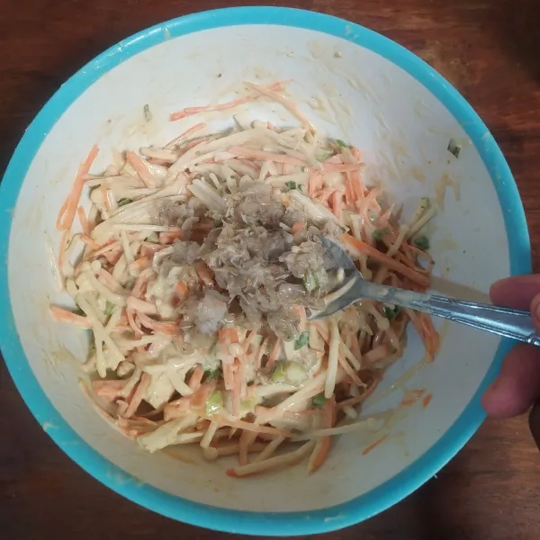 Masukkan enoki, wortel dan udang cincang.
Aduk rata.