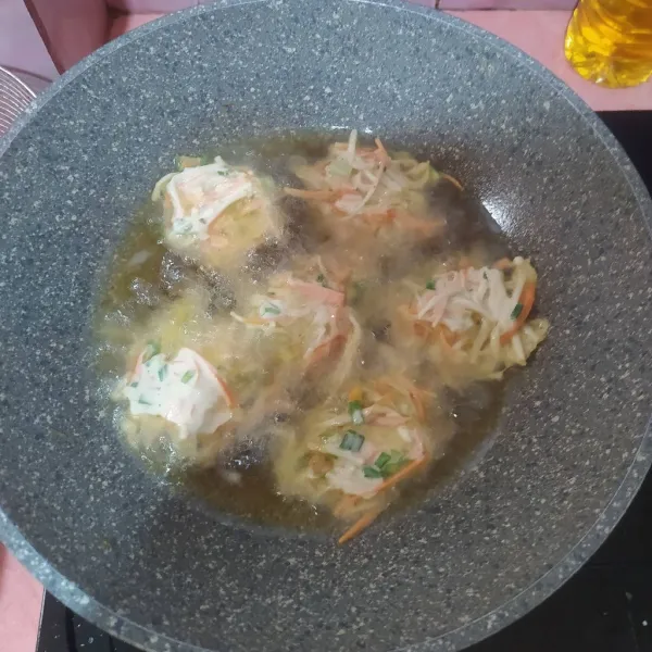 Panaskan minyak, lalu sendokkan adonan bakwan.