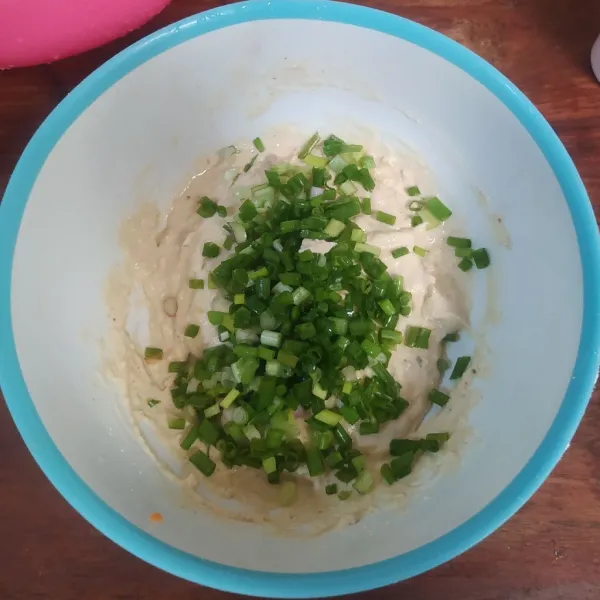 Campur terigu, tepung beras, bumbu halus dan air. Masukkan irisan daun bawang.