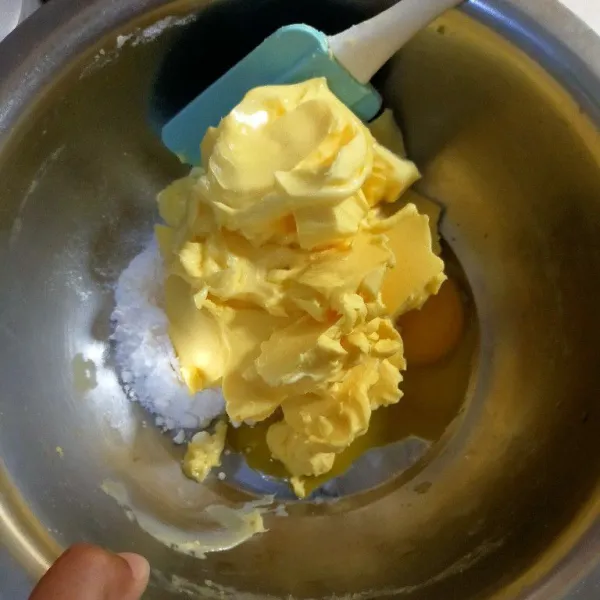 Campur margarin, butter, gula halus dan kuning telur. Aduk asal rata.