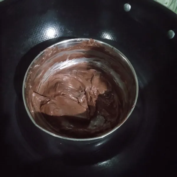 Lelehkan milk chocolate di atas air panas